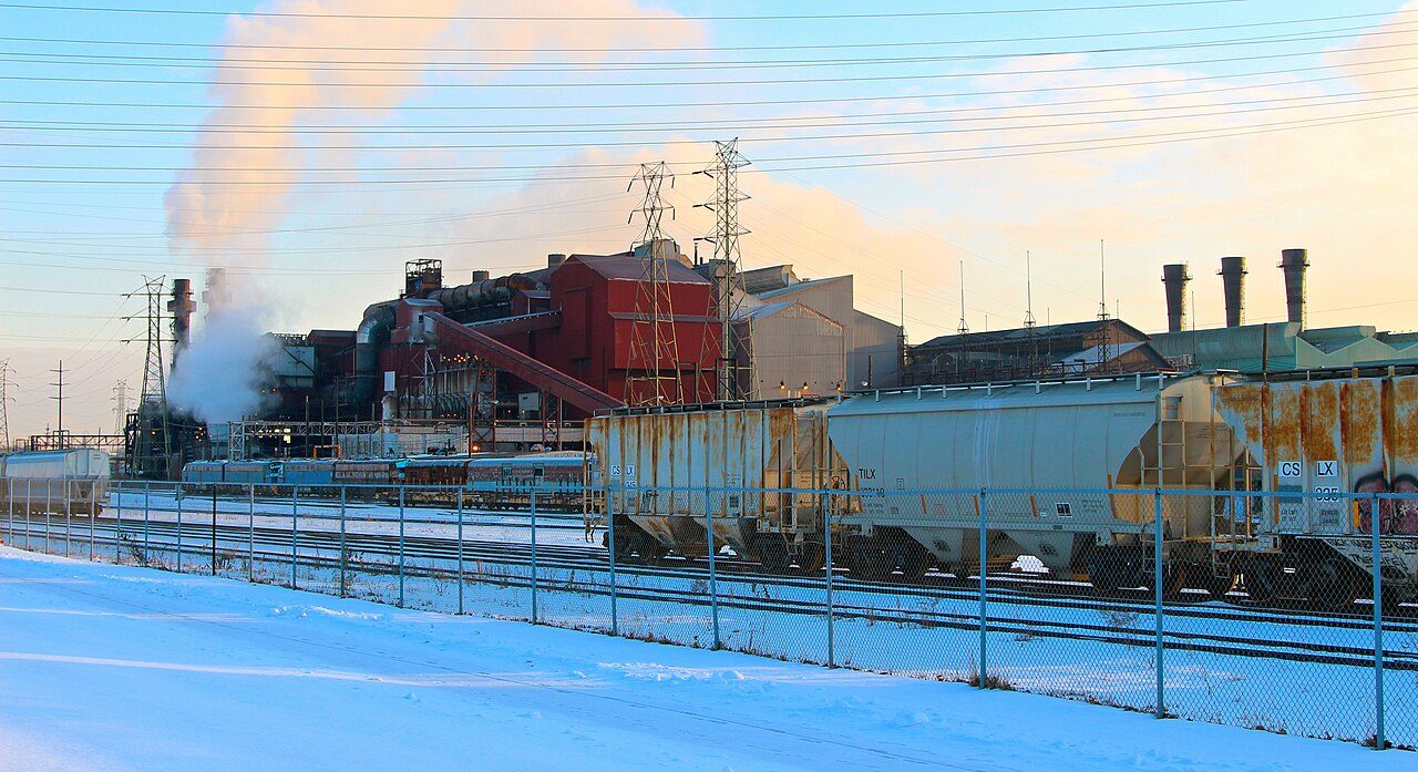 Acciaieria ArcelorMittal di Cleveland, Ohio, con impianti e carri merci sotto la neve