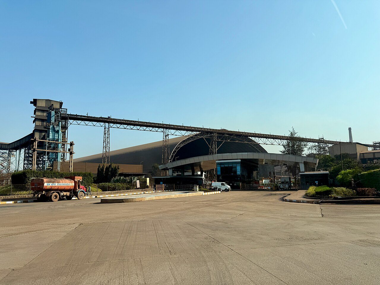 Acciaieria JSW Steel di Dolvi, India, con impianti e camini