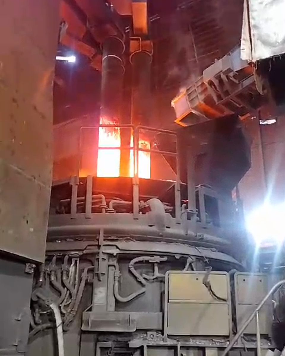 Forno elettrico ad arco con elettrodi e arco voltaico all'interno dell'impianto