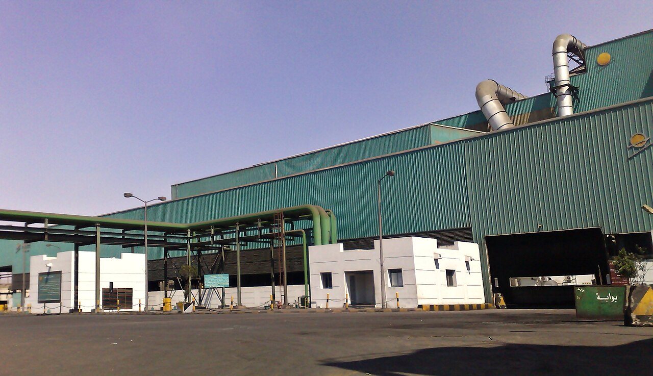 Acciaieria EZZ Steel in Egitto, vista dall'esterno con capannoni e camini