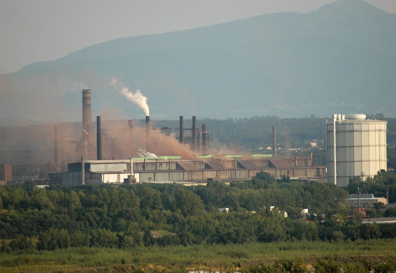 Acciaieria ArcelorMittal di Ostrava, Repubblica Ceca, vista con camini e impianti